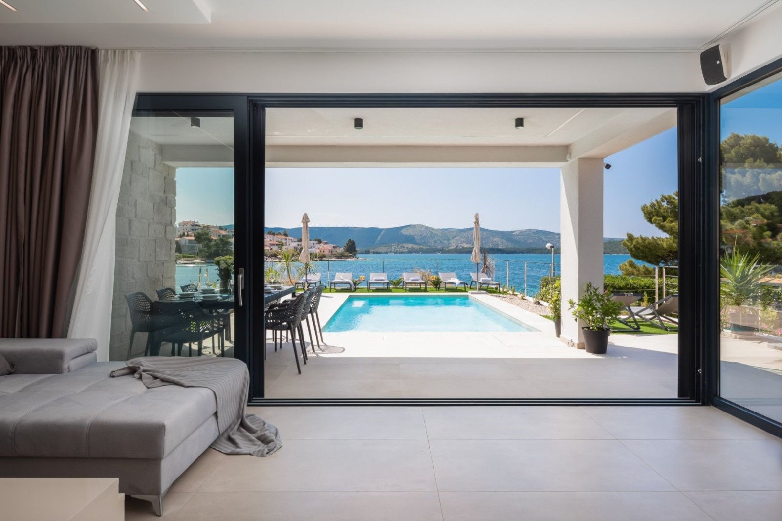 Exclusive Seafront Bacchus Apartment